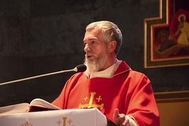 Kapłan jest współautorem „programu na życie i miłość”.