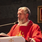 Kapłan jest współautorem „programu na życie i miłość”.
