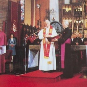 Wydarzenie w olsztyńskiej konkatedrze odbyło się 6 czerwca 1991 roku.