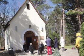 ▲	Wierni zgromadzili się przed sanktuarium, by wziąć udział w modlitwie i wysłuchać konferencji.