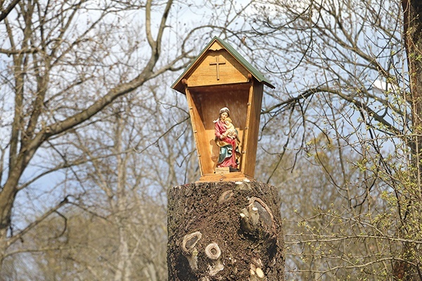 ►	Na jednym  ze skrzyżowań przybywających  do parafii wita figura Madonny z Dzieciątkiem.