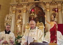 ▲	W grudniu 2018 r. biskup płocki konsekrował wyremontowaną świątynię, teraz pobłogosławił odnowione ołtarze i ambonę.