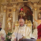 ▲	W grudniu 2018 r. biskup płocki konsekrował wyremontowaną świątynię, teraz pobłogosławił odnowione ołtarze i ambonę.