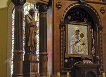 ▲	Pełna spokoju i zadumy jest postać patrona spoglądającego  na parafian z lewej strony głównego ołtarza kościoła  pod wezwaniem Krzyża Świętego.