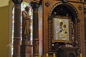 ▲	Pełna spokoju i zadumy jest postać patrona spoglądającego  na parafian z lewej strony głównego ołtarza kościoła  pod wezwaniem Krzyża Świętego.
