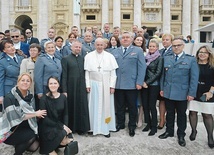 ▲	Małopolscy policjanci z wdzięcznością wspominają  pielgrzymkę do Rzymu, zorganizowaną przez ks. Pawła  z okazji 100-lecia Policji.