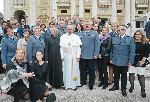 ▲	Małopolscy policjanci z wdzięcznością wspominają  pielgrzymkę do Rzymu, zorganizowaną przez ks. Pawła  z okazji 100-lecia Policji.