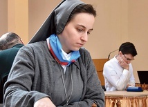 	Salezjanka niedawno odkryła, że patronką szachistów jest św. Teresa z Ávili, która patronuje również… Zgromadzeniu Sióstr Salezjanek.