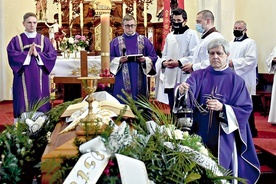 ▲	Liturgii przewodniczył  ks. Adam Łuźniak, wikariusz generalny archidiecezji wrocławskiej.