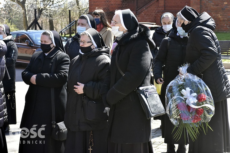 Wałbrzych. Pogrzeb s. Sylwii, zakrystianki parafii pw. św. Jerzego i MB Różańcowej