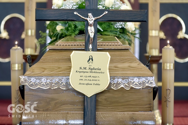 Wałbrzych. Pogrzeb s. Sylwii, zakrystianki parafii pw. św. Jerzego i MB Różańcowej