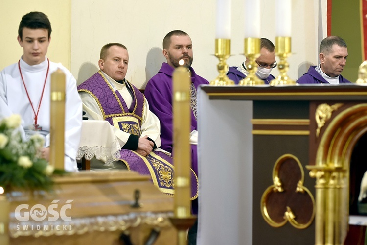 Wałbrzych. Pogrzeb s. Sylwii, zakrystianki parafii pw. św. Jerzego i MB Różańcowej