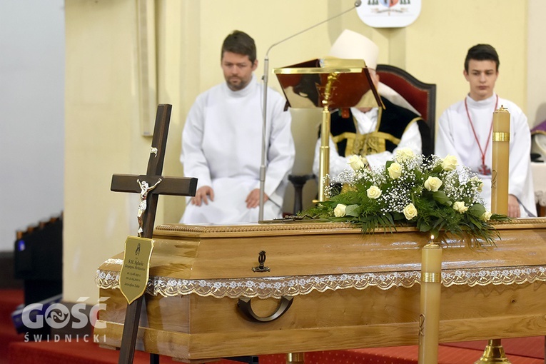 Wałbrzych. Pogrzeb s. Sylwii, zakrystianki parafii pw. św. Jerzego i MB Różańcowej