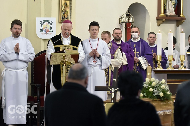 Wałbrzych. Pogrzeb s. Sylwii, zakrystianki parafii pw. św. Jerzego i MB Różańcowej