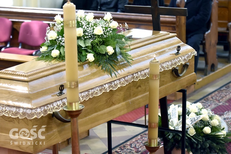 Wałbrzych. Pogrzeb s. Sylwii, zakrystianki parafii pw. św. Jerzego i MB Różańcowej