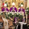 Przy trumnie modlili się biskupi: (od lewej) Kazimierz Górny, Roman Pindel i Jan Zając.