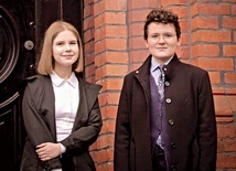 Laureatki przed szkołą. Od lewej: Aleksandra Rösner i Sandra Sater.