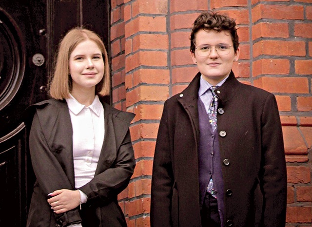 Laureatki przed szkołą. Od lewej: Aleksandra Rösner i Sandra Sater.