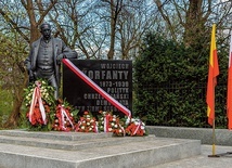 Na monumencie została dodana informacja o rodowodzie jednego z ojców niepodległej Polski.
