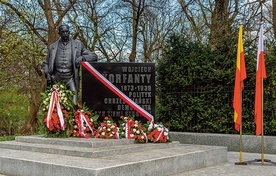 Na monumencie została dodana informacja o rodowodzie jednego z ojców niepodległej Polski.