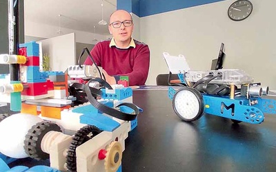 ▲	Paweł Niemiec towarzyszy dzieciom w odkrywaniu świata robotów.