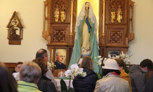 Schronieni pod płaszczem Matki