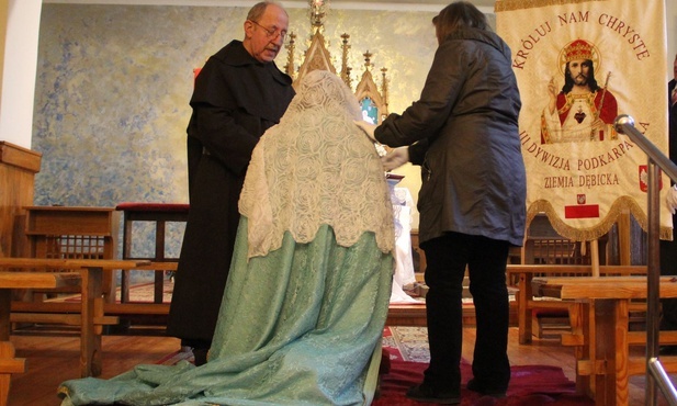 Schronieni pod płaszczem Matki