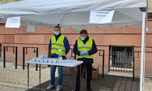 Region. Trwa akcja rozdawania maseczek