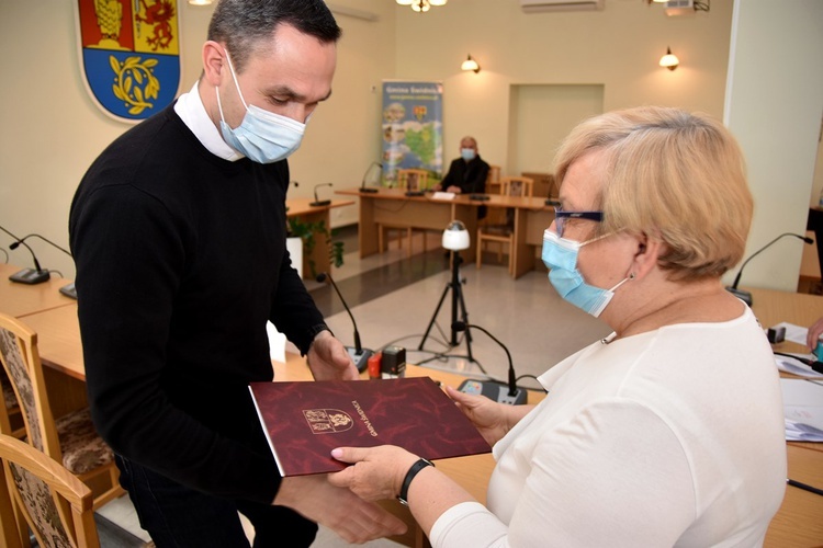 Podpisanie umów z proboszczami parafii należących do gminy Świdnica