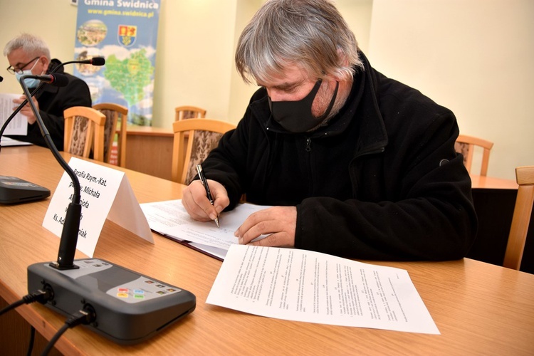 Podpisanie umów z proboszczami parafii należących do gminy Świdnica