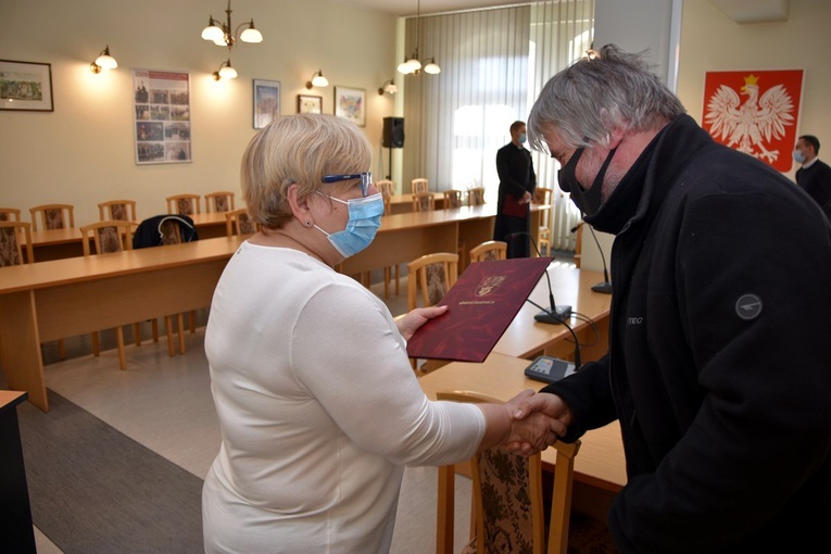 Podpisanie umów z proboszczami parafii należących do gminy Świdnica