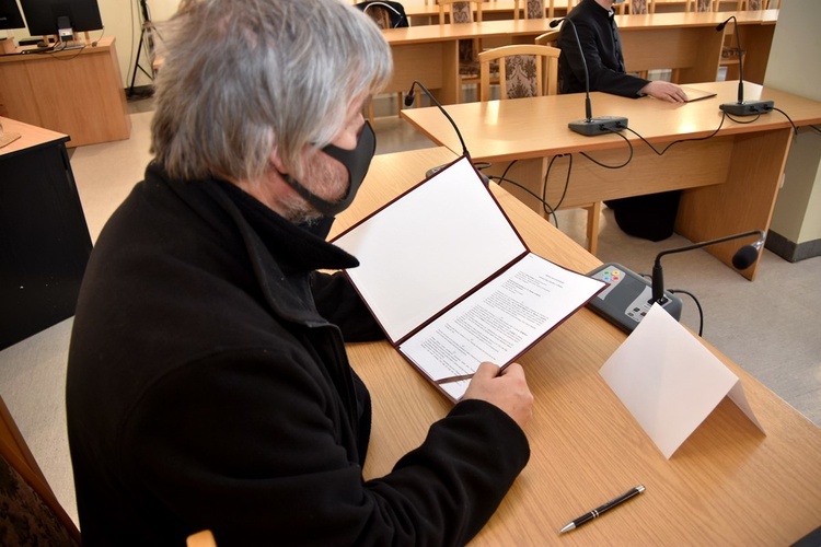 Podpisanie umów z proboszczami parafii należących do gminy Świdnica