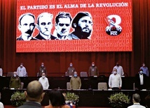 Raul Castro (w środku) oddaje władzę w partii Miguelowi Diaz-Canelowi Bermudezowi  (czwarty od lewej).