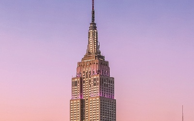 Empire State Building ma 391 metrów wysokości. Jego budowa trwała 410 dni.
