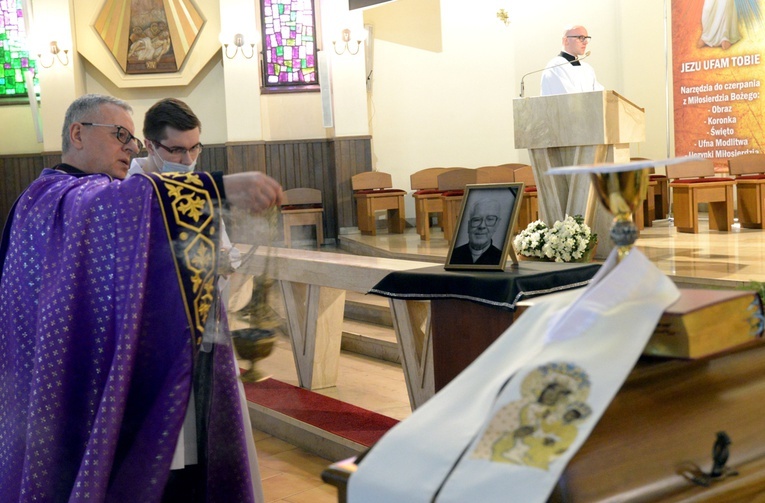 Obrzędy ostatniego pożegnania poprowadził ks. Lucjan Andrzej Rożek SAC, proboszcz parafii. Eucharystii przewodniczył prowincjał ks. Zenon Hanas SAC.