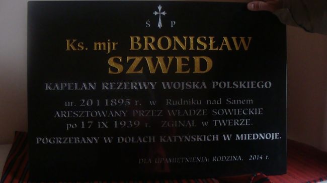 Pamiątkowa tablica w parafialnym kościele w Rudniku nad Sanem.