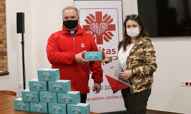 Marta Sibilska i ks. Robert Kowalski z maseczkami, które w najbliższym czasie trafią m.in. do parafian naszej diecezji.