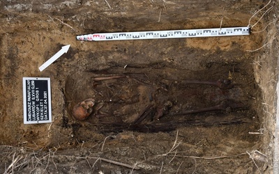 W jamie grobowej znaleziono także guziki, skórzany pasek oraz książeczkę (prawdopodobnie do nabożeństwa).