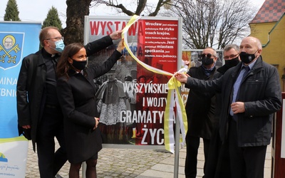 Otwarcie wystawy "Wyszyńskiego i Wojtyły gramatyka życia" w Trzebnicy