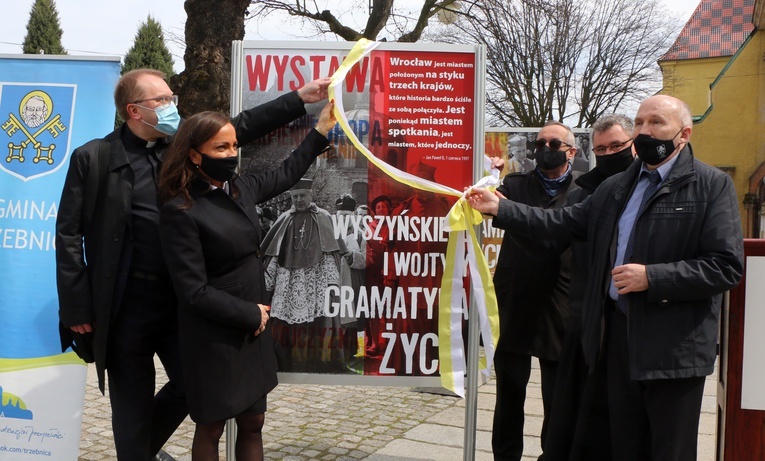 Otwarcie wystawy "Wyszyńskiego i Wojtyły gramatyka życia" w Trzebnicy