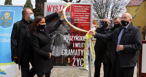 Otwarcie wystawy "Wyszyńskiego i Wojtyły gramatyka życia" w Trzebnicy