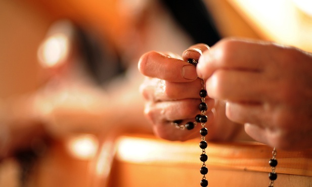 Cały Kościół modlił się nieustannie do Boga (Dz 12,5)