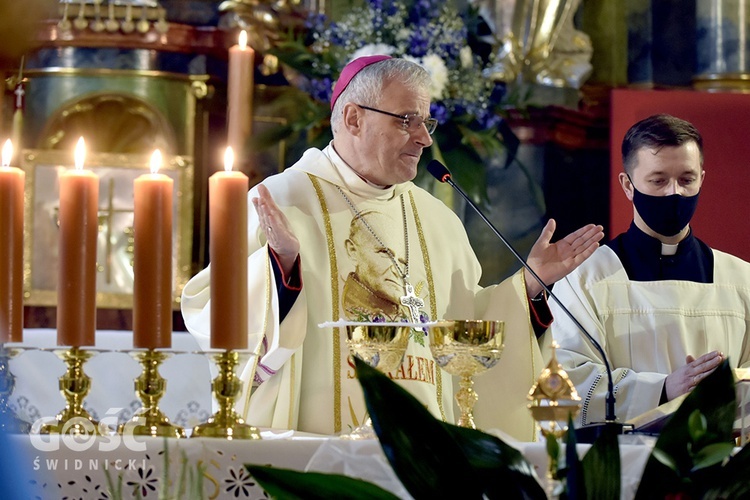 Uroczyste wprowadzenie relikwii św. Jana Pawła II do kościoła w Dziećmorowicach