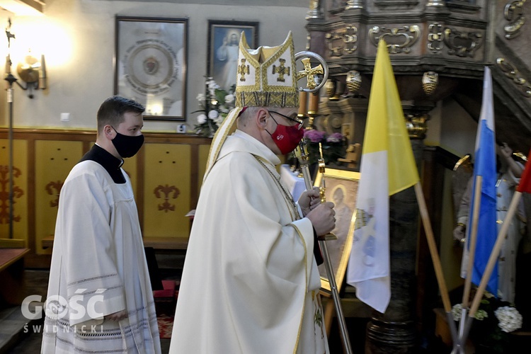 Uroczyste wprowadzenie relikwii św. Jana Pawła II do kościoła w Dziećmorowicach