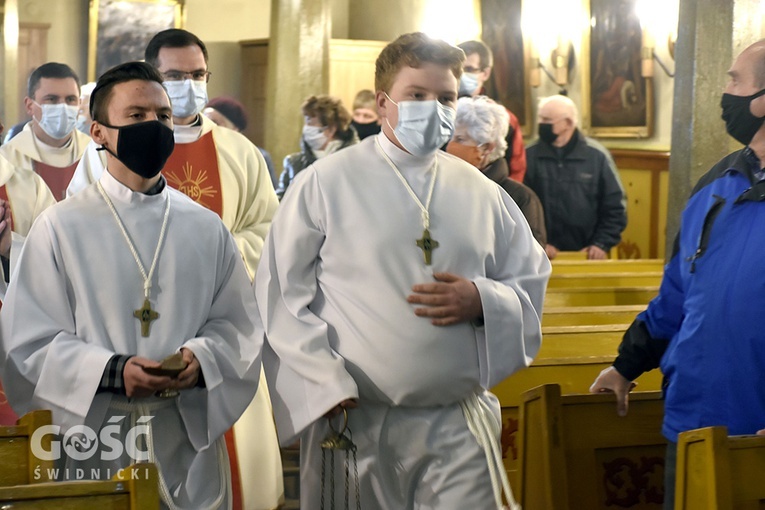 Uroczyste wprowadzenie relikwii św. Jana Pawła II do kościoła w Dziećmorowicach