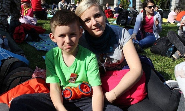 Basia Żydek na pielgrzymce łagiewnickiej z synem, w Kętach Podlesiu, rok 2016.