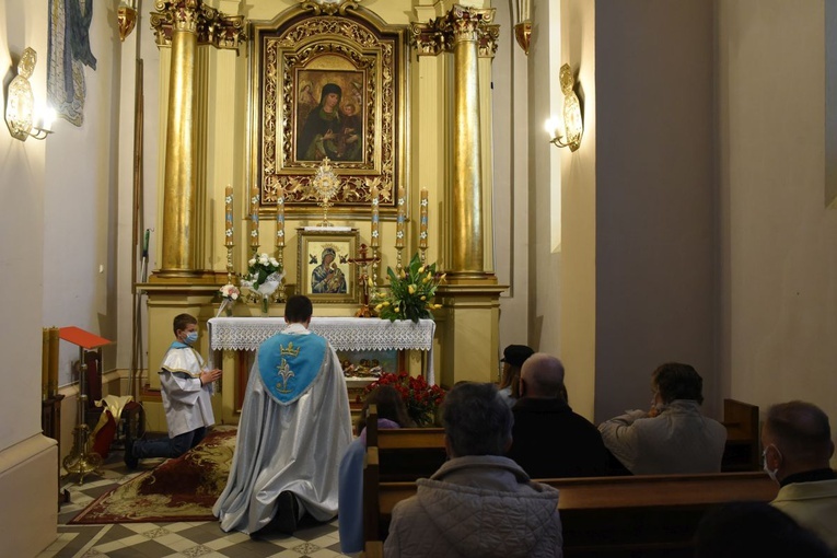 Modlitwa o powołania kapłańskie w kaplicy Matki Bożej Jadownickiej.