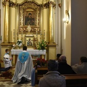 Modlitwa o powołania kapłańskie w kaplicy Matki Bożej Jadownickiej.
