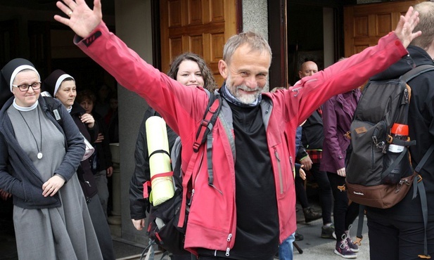 Pielgrzymkowy jubilat Stanisław Machej na trasie.