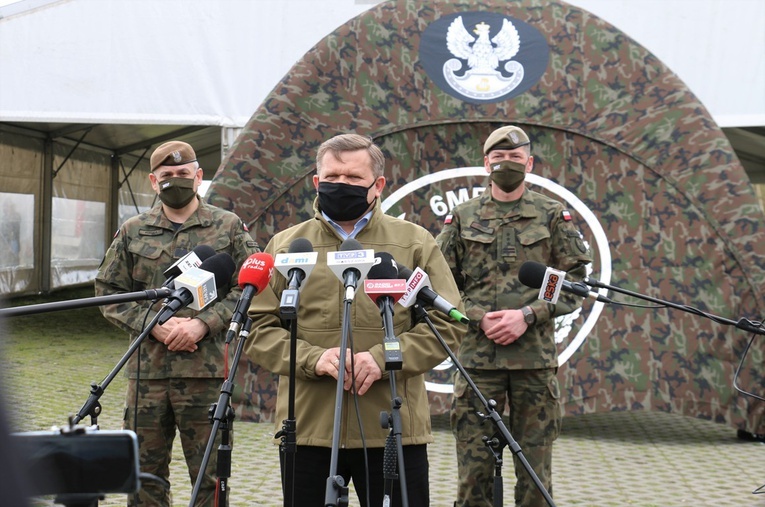 O nowym punkcie szczepień i zaangażowaniu żołnierzy WOT w walkę z koronawirusem mówili na konferencji prasowej (od lewej): gen. dyw. Wiesław Kukuła, Wojciech Skurkiewicz i płk Witold Bubak.
